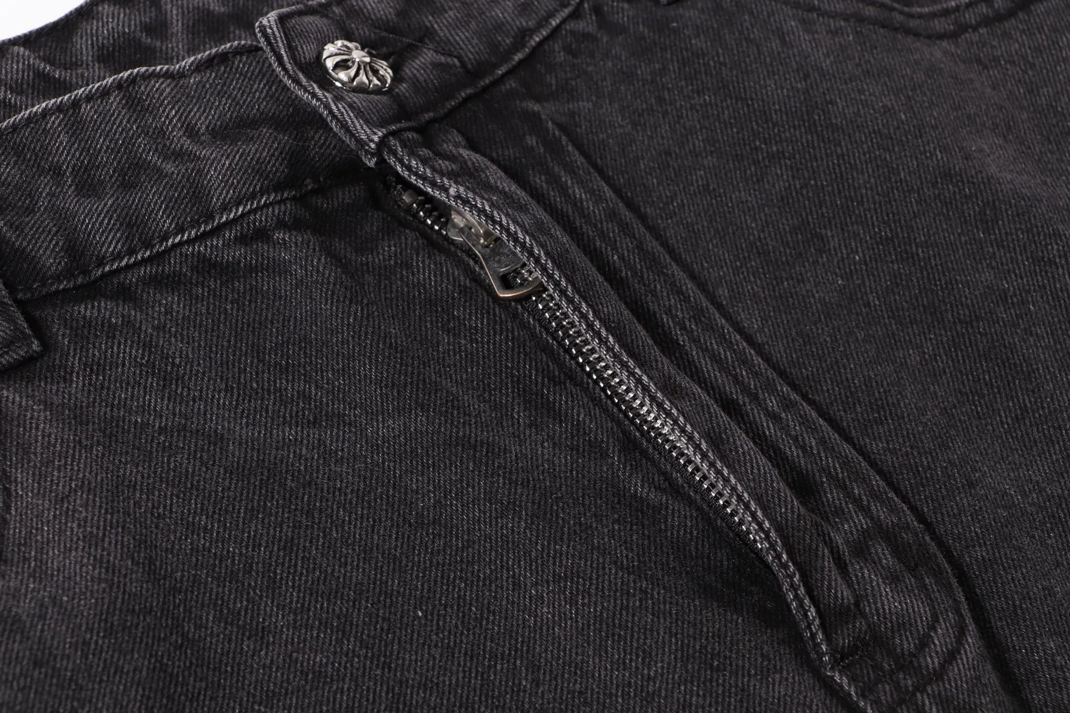 P240 Style number: H31 Croxin & 𝐂𝐡𝐫𝐨𝐦𝐞 𝐇𝐞𝐚𝐫𝐭 ss25 black pants blue leather Sanskrit leather limited edition patchwork jeans. Styles with different washed textures are very friendly to people with thin legs. The slightly flared version perfectly modifies the leg shape. The timeless and moderate length makes it easy to match and match. It is the basis for various styles and is a must-have in your wardrobe! The fabric is stiff but also makes the upper body soft without losing texture. The washing process is even more perfect. It is a must-have item for everyone! ! ! Washed wheat, hang tag, pants label, three labels complete Color: black Size: 30-32-34-36